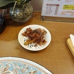 カフェ・ワン - あらびきドライカレーにつく福神漬け