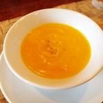 Petit restaurant T.H - かぼちゃのスープ☆
            
            今日は、隠れ家ぽっいフレンチレストランでカジュアルランチコースを！まずは、かぼちゃが濃厚なスープから！ペーストかと思わせるくらい濃厚だけどうまし！(๑´ڡ`๑)