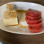 野沢屋 - 捌いてる間に出されるトマトと豆腐