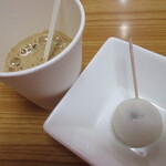 Kanoya - セットのミニデザートは黒胡麻もち。セルフのコーヒーと一緒に。
