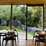 アコルドゥ - 明るい店内です。