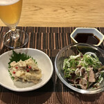 食堂酒菜 時の鐘 - こっちは乾杯セットのおばんざい二品
            そぼろがいっぱいのポテトサラダと鰹のたたき