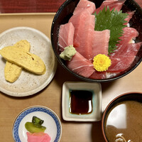 磯料理　まるけい - まぐろ食べ比べ丼（限定５食）＋だし巻き