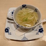 鮨 紺乃 - ○お魚のスープ
            魚の骨の出汁で作られた自家製魚醤を使ってるスープ。
            魚は真鯛と思われる。
            
            シャキッとしてる野菜と真鯛は
            このスープの優しい味わいに良く合ってる❕