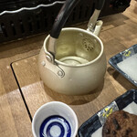 磯丸水産 - やかんで提供される日本酒磯丸