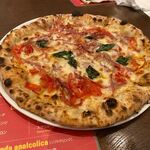 ピッツェリア トラットリア ダ・ボッチャーノ - 先ずはカンピオーネ2012、オーナーがワールドカップ2012でチャンピオンに輝いたピザ。
             
            イタリアントマトに唐辛子とサラミ、モッツァレラチーズというシンプルなピザです。