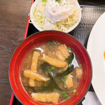 Sendagaya Chuubou - 【2023年03月】ふわふわ卵のオムライス＠880円、洋風かと思いきや、スープではなくお味噌汁(笑)。