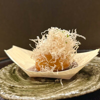 日本料理 直 - たこ焼きに見立てた新じゃがの饅頭
                中には蛸の柔らか煮、蛸の出汁で取ったソースを掛けて
