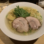 塩らー麺 本丸亭 横浜店 - 海老ワンタン入り塩らー麺　1300円