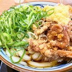 Marugame Seimen - 鬼おろし鶏唐揚げぶっかけうどん冷 大盛。葱 生姜を盛り過ぎて茄子揚げ出しが見えない