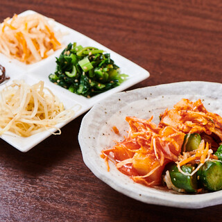 [To accompany alcoholic drinks and Yakiniku (Grilled meat)] A la carte dishes such as homemade kimchi and namul are also delicious.