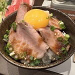 肉彩工房 感謝 - ミニローストビーフ丼のアップ