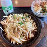 めしや食堂 - 鉄板野菜炒めと和風豆腐サラダ