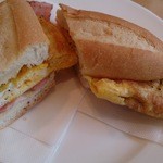 カモCafe - ベーコンと卵が挟まっています