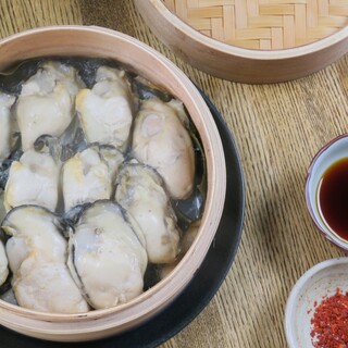 蒸篭でじっくり蒸しあげた牡蠣の蒸篭蒸し