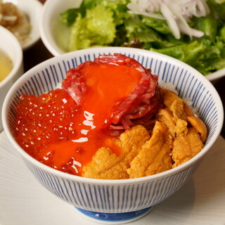 大好評！新ランチメニュー【うにいくら生ユッケ丼】