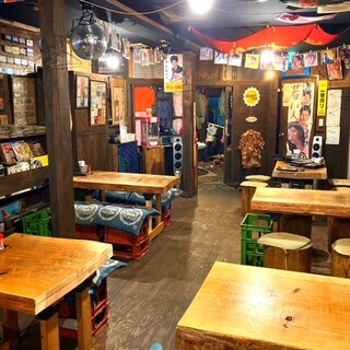 The nostalgic music and atmosphere of the Showa era is irresistible ♪ You can also request songs.