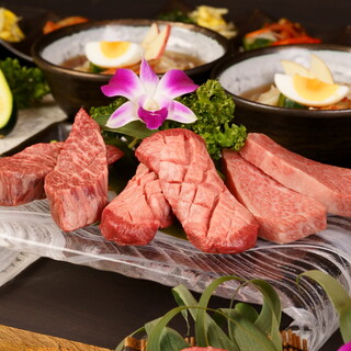 我們推薦無限暢飲套餐，在那裡您可以享用生的yukke和和牛壽司！