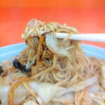 Kyouei Ken - 湯掻いた細麺を使っているので、モチモチとした食感
                        オイスターソースがベースの味付けもいい塩梅