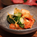 焼肉 しんうち 神楽坂 - キムチ盛り合わせ
