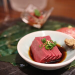 焼肉 しんうち 神楽坂 - 牛刺し盛り合わせ