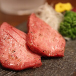 焼肉 しんうち 神楽坂 - 黒毛和牛タン(黒毛和牛タンと厚切りハツ)