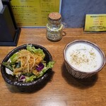 SPICY CURRY 魯珈 - ぷちサラダ＋ラッシー