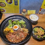 SPICY CURRY 魯珈 - 限定カレー 激辛キーマカレー～RED BRICK～のろかプレート＋ぷちサラダ＋ラッシー