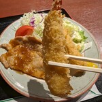 洋食 つちや - プリップリで軽やかな揚げ上がりのエビフライ