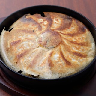 [Specialty] Chewy and juicy gravy Gyoza / Dumpling served in a piping hot iron pot!