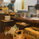 かも料理　まりも本店 - 厨房には凄い量の揚げ麺が