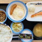 松屋 - ライス特盛、ソーセージエッグ追加✨焼鮭定食♪✨
