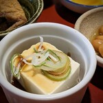 豆腐料理 双葉 - 冷奴と煮豆がちらり見えています。