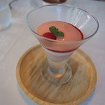 レストラン　トエダ - デザート：ココナッツと木苺のブラマンジェ　ソースフランボワーズと木苺のエスプーマ