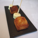 Restaurant Toeda - 小菓子：フィナンシェ、ホワイトチョコレートでコーティングしたマシュマロ