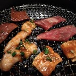 米沢牛焼肉 仔虎 - 左のレバーは悶絶級に旨い！