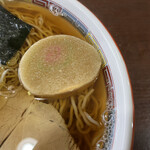 Shinasoba Itou - ラーメンの具材では珍しい「麩」が乗ってます。
