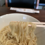 Sammon No Toku - キュッと〆られた多加水平打ち麺はツルツルでプリッとした食感。