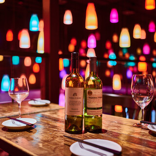 シックなインテリアと煌めく照明が彩る店内♪