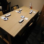 Sushi Botan - オッサン4人ですので テーブル席を予約。   奥のテーブル席2卓は、 若い女性グループです。   カウンターにも女性が、 この日、男は私達だけです、 女性に人気のお店