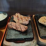 Kandou No Niku To Kome - ロースステーキ(180g)、粗挽きハンバーグ(180g)、ハーフハラミステーキ(90g)、羽釜ご飯、みそ汁