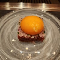 東京焼肉いのうえ 銀座店 - 瞬間燻製ユッケ