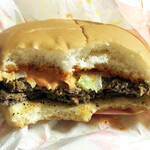 マクドナルド - ふた口、かじってみました。オレンジ色のソースがスパイシーでハマってしまいました