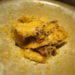 yokoyama - 近江牛の煮込み 実山椒を練り込んだきしめん状パスタ カチョカバロ(燻製したチーズ)