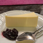茜屋珈琲店 - チーズケーキには自家製のブルーベリージャムが添えられています！これがとっても美味しい♡