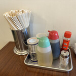 極濃湯麺 シントミ - 【2023.6.20(火)】テーブルにある調味料