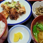 竹屋 - 鶏唐揚げ定食(税込750円)
            ①鶏唐揚げ【4個】
            ②牛蒡金平
            ③白ご飯(軟らかい&少し冷えてる)
            ④お味噌汁(厚揚げとお麩)
            ⑤お漬け物(沢庵)