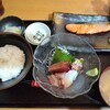 Tanaichi - 魚定食(焼魚と刺身)。