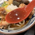 丸亀製麺 - 【2023.6.19(月)】鬼おろし鶏からぶっかけうどん（並盛）790円のスープ