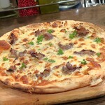 トリワイン ＰＩＫＯＳＨＨＨＵ - ブルーチーズとずり皮のしぐれ煮のミートピザ